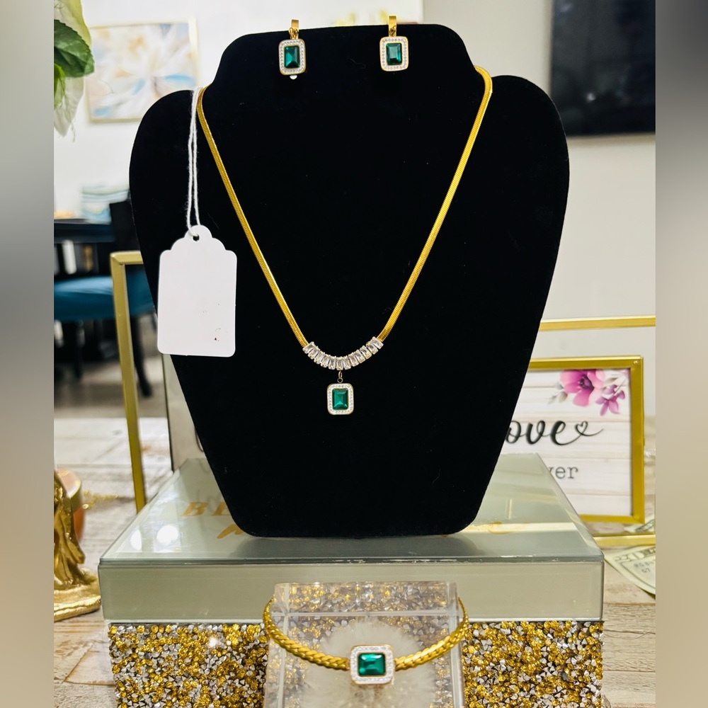 Elegant 18 k Gold and Green Jewelry Set